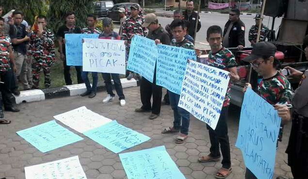 Puluhan Masa Geruduk Kantor DPRD Batanghari.