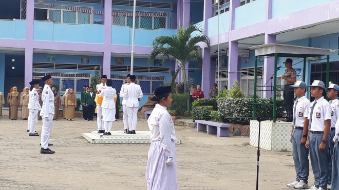 Kapolda Jambi saat memimpin upacara di SMKN 3 Kota Jambi.