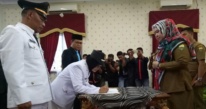 Bupati Masnah saat melantik Pejabat Eselon III Dan IV.