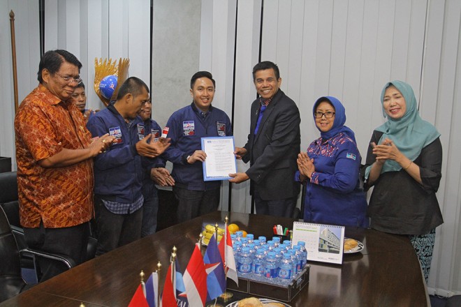 Penyerahan surat keputusan pergantian unsur pimpinan (Ketua) DPRD Kota Sungai Penuh di Kantor Pusat Demokrat Wisma Proklamasi 41, Menteng Jakarta Pusat, Rabu(9/8) 