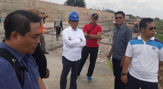 Aggota DPR RI H Bakri meninjau pembangunan turap di Jambi
