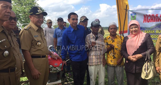 Bupati Sarolangun, Cek Endra bersama Dipo Ilham Djalil berjalan bersama menuju lokasi penyerahan Alsintan di Kecamatan Pelawan.
