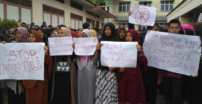 Ratusan Mahasiswa UIN STS Jambi Gelar Aksi Unjuk Rasa di Halaman Kampus.