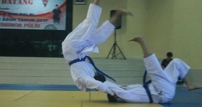 Dua Polwan Cantik di Polresta Jambi saat melakukan aksi Bela Diri.