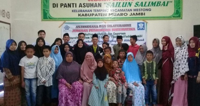 Ketua Jurusan Pendidikan Matematika UIN STS Jambi bersama HMJ, pengurus dan anak-anak panti.  