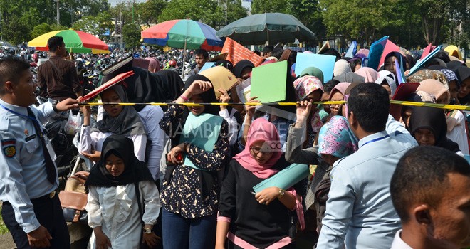 Ribuan calon peserta tes CPNS saat memadati lokasi verifikasi berkas. Foto : M Ridwan / Jambi Ekspres.