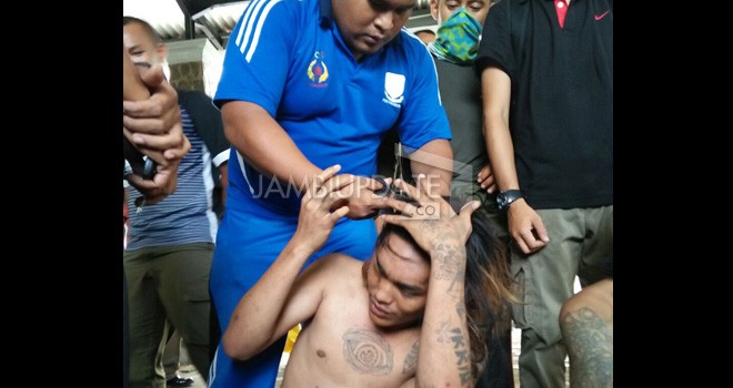 Anak Punk yang Berontak saat Rambutnya Dipotong.