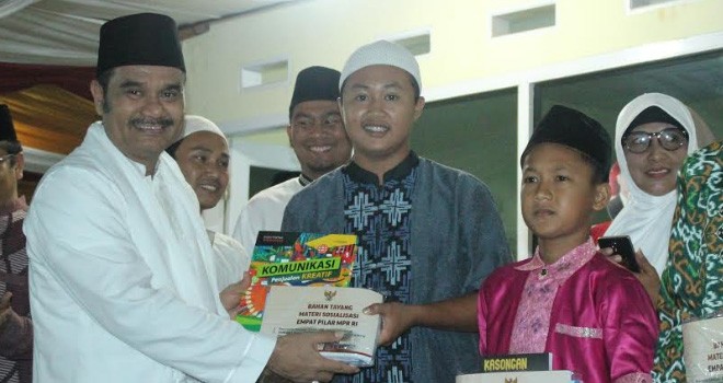 SAH saat memberikan bantuan Program Buku Komunitas.