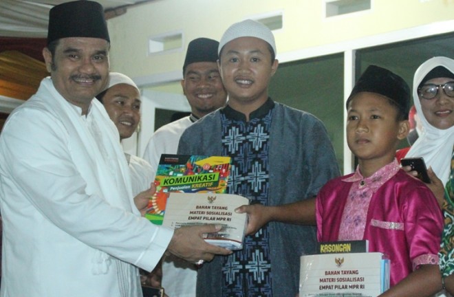 Pimpinan Komisi X DPR RI Sutan Adil Hendra (SAH)menyerahkan bantuan buku bacaan di RT 49 kelurahan Kenali Asam Bawah Kota Baru Jambi (20/9) kemarin