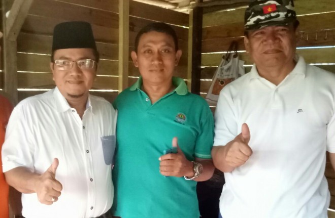 dr Maulana Silaturahmi Dengan Tokoh Masyarakat Saat Kegiatan Pengobatan Gratis.