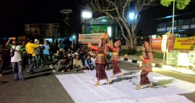 Ratusan petani dari berbagai kalangan/kota se Provinsi Jambi mulai berdatangan di depan kantor Gubernur Jambi.