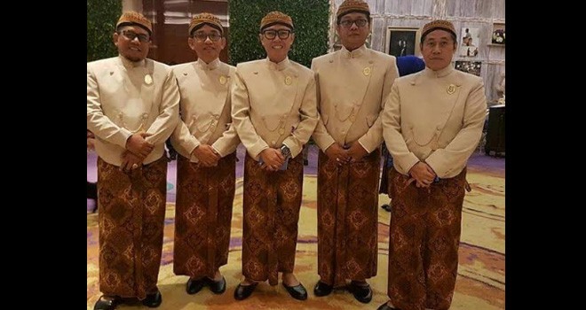 H Bakri saat Hadiri Resepsi Pernikahan Putra Zulkifli Hasan.