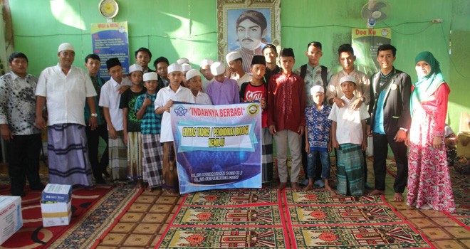 Dosen dan Mahasiswa Pendidikan Biologi FTK UIN STS Jambi melakukan kunjungan religi dan kemanusiaan ke Panti Asuhan.