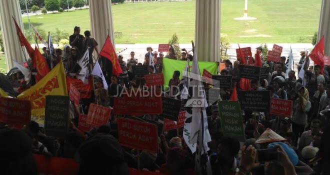 Ratusan petani se Provinsi Jambi, menggeruduk kantor gubernur Jambi.