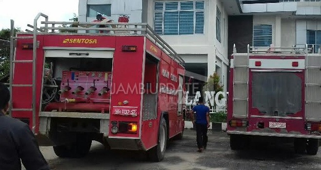 Belasan Honorer Damkar Sarolangun Serahkan Mobil Damkar ke Kantor DPRD.