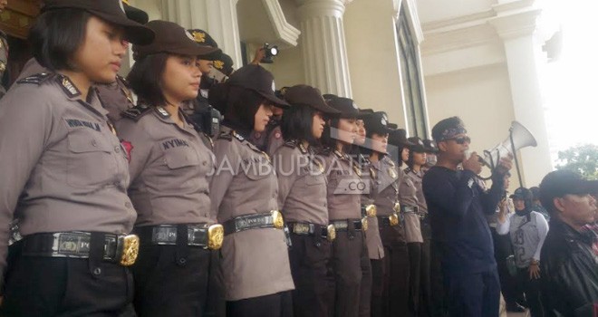 Polwan Cantik Polresta Jambi yang mengamankan unjuk rasa hari tani nasional.