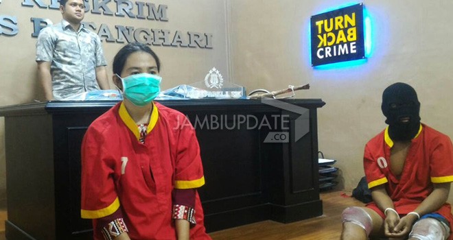 Pasangan Selingkuh di Batanghari Saat diamankan Polisi. 
