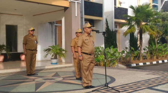 Asisten III Administrasi Umum Setda Provinsi Jambi saat memimpin apel. 