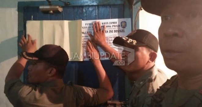 Tim Terpadu Pemkot Segel Bengkel Aheng.