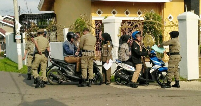 ASN Pemkot Jambi saat Terjaring Satpol PP. Foto : Hafiz / Jambi Ekspres.