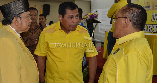 Ketua DPD I Golkar Provinsi Jambi, Zoerman Manap bersama mantan Ketua Umum Golkar Aburizal Bakri dan Nurdin Halid pada sebuah acara.
