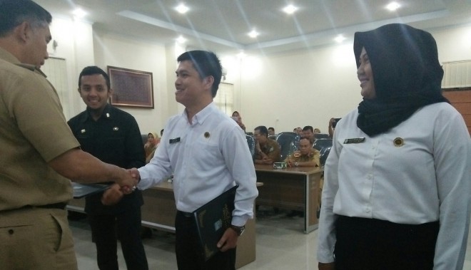 25 Penyuluh Pertanian dan Bidan Terima Petikan SK CPNS Dari Wako Fasha.