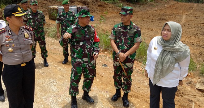 Bupati Masnah dan Danrem saat Tinjau Jalan TMMD.