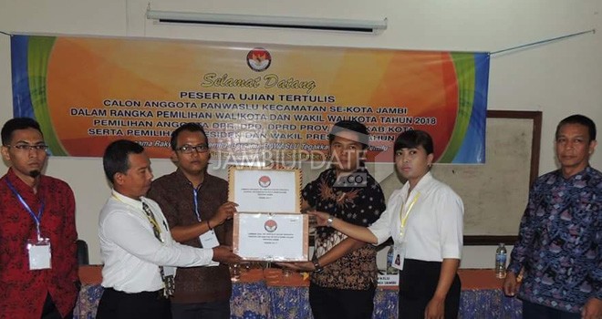 Calon anggota Penwaslu Kecamatan mengikuti tes tertulis di Balai Diklat Provinsi Jambi beberapa hari yang lalu.