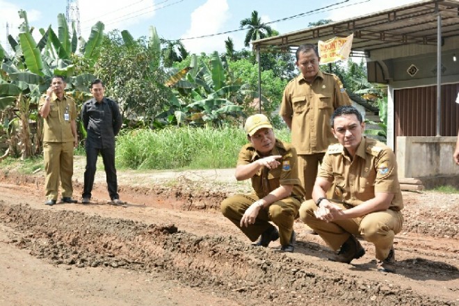 Gubernur Jambi, H.Zumi Zola Zulkifli, S.TP,MA saat meninjau ruas jalan Simpang Tempino - Muara Bulian Kabupaten Batanghari.