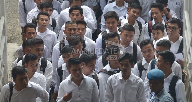 Peserta tes sesi kedua seleksi tes Kompetensi dasar (SKD) CPNS kemenkumham melalui komputer assistest test (CAT).