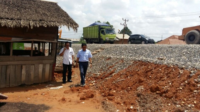 H Bakri saat meninjau pembangunan jalan di sijenjang. 