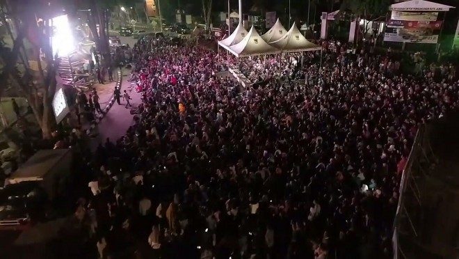 Ribuan warga nobar film G30S PKI di sekitaran taman Jomblo, Kota Jambi.