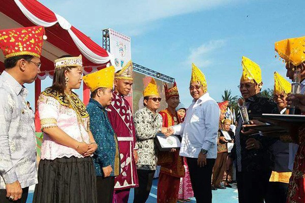 Penyerahan penghargaan oleh Mendes PDTT Eko Putro Sandjojo kepda Wakil Gubernur Jambi Fachrori Umar