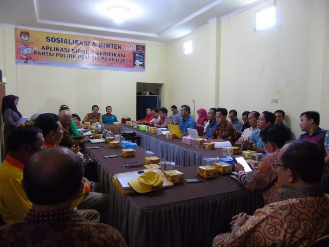 KPU Jambi saat melakukan sosialisasi PKPU Nomor 11, Sabtu (30/9).