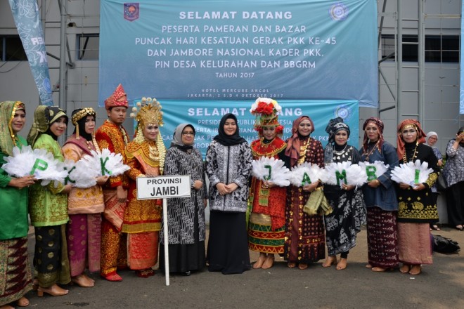 Ketua TP PKK Provinsi Jambi, Sherrin Tharia Zola bersama kontingen Provinsi Jambi.
