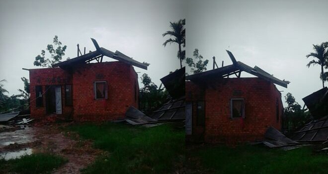 Rumah warga Desa Kota Karang, Muaro Jambi, setelah diterjang angin puting beliung, Selasa (3/10).