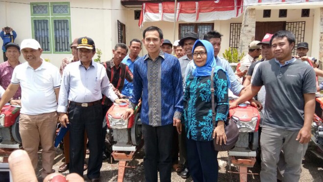 Dipo Ilham Djalil bersama Bupati Adirozal menyerahkan Alsistan untuk masyarakat beberapa waktu lalu.