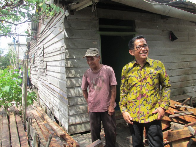 H. Bakri bersama warga.