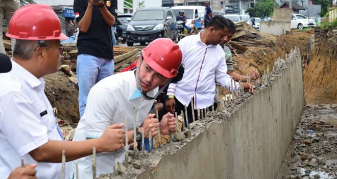 Gubernur Zola Tinjau Ruas Jalan Akses ke Bandara.