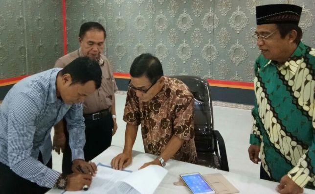 Zainal Abidin menandatangani kesepatan Survei Jumat (06/10) sore di hotel Mahkota Sungai Penuh.