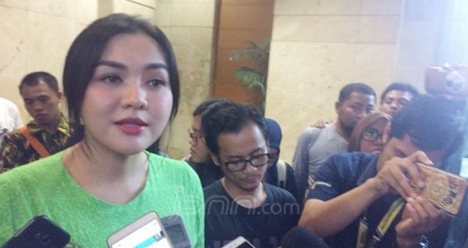 Vicky Shu usai menjalani pemeriksaan di Bareskrim Polri.