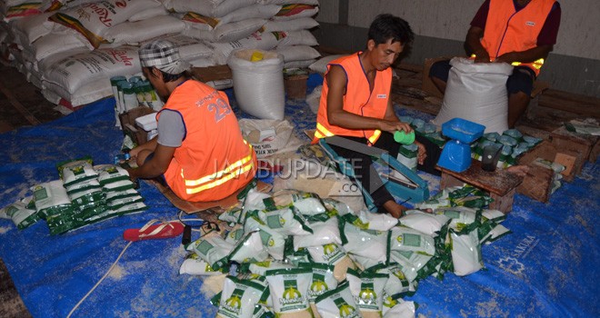 Pekerja sedang mengemas ulang gula pasir, di gudang Bulog Pasir Putih, Jambi, Kecamatan  Selata,  Kota Jambi beberapa waktu lalu. Foto : M Ridwan / Jambi Ekspres