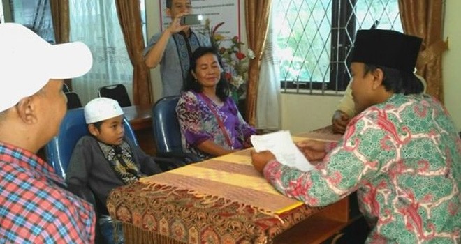 Di hadapan ibu kandung dan gurunya, Yogi Setiady mengucapkan dua kalimah syahadat di KUA Delta Pawan, Ketapang, Kamis (5/10) sore.