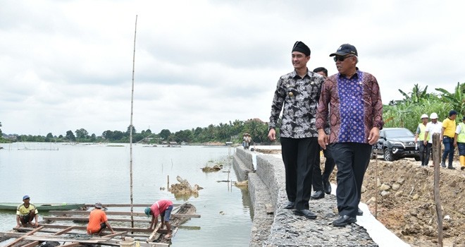 Gubernur Jambi, Zumi Zola mendampingi Menteri PUPR RI, Mochamad Basoeki Hadimoeljono saat meninjau danau sipin.