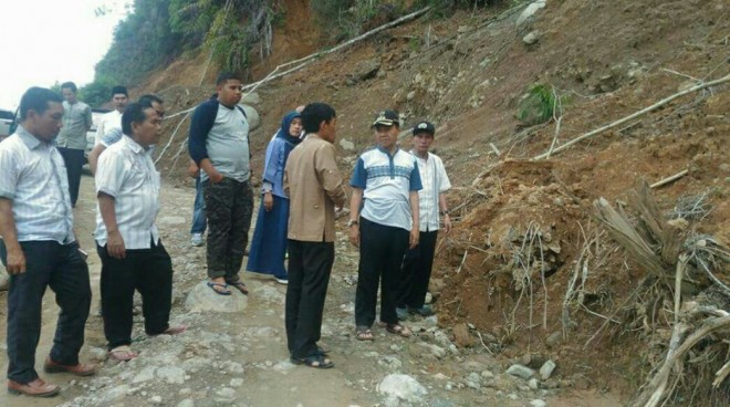 Kondisi jalan menuju dua desa terpencil. 