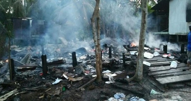 Rumah dinas Amat Saryono kepala SDN 152/x Sungai Sayang ledus dilalap si jago merah.