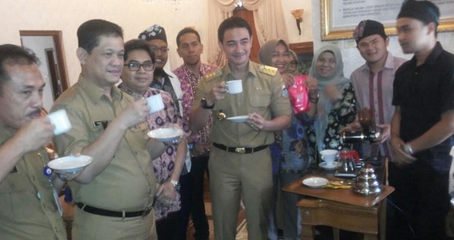Gubernur Zola saat Bertemu dengan Perkumpulan Petani Kopi Kerinci di Rumdis.