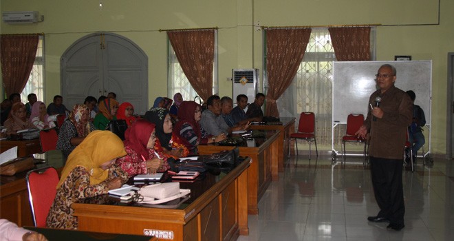 1.	Sekretaris Badan Penyuluhan dan Pengembangan SDM Pertanian Kementerian Pertanian, Dr. Ir. Surachman Suwardi, MP saat menyampaikan materi kepada peserta Bimtek.