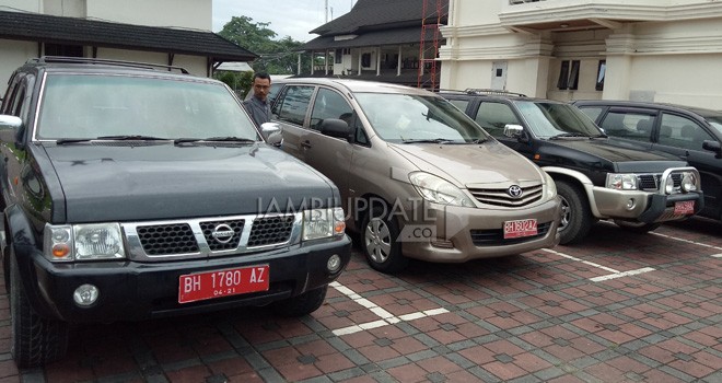 Kendaraan dinas yang sudah dikembalikan mantan pejabat Pemprov Jambi. 