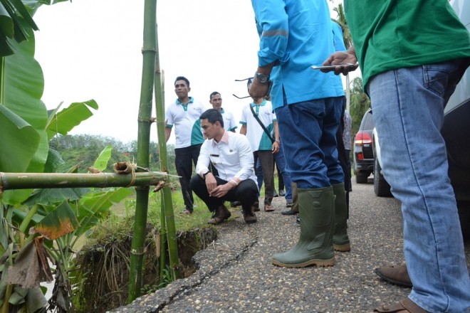 Zola Tinjau Pembangunan Jalan dan Tebing Sungai yang Longsor di Tebo.